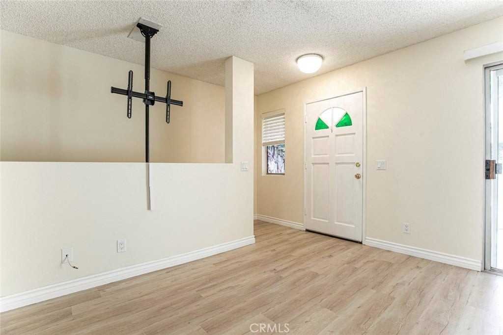 12411 Osborne St - Photo 7 of 39