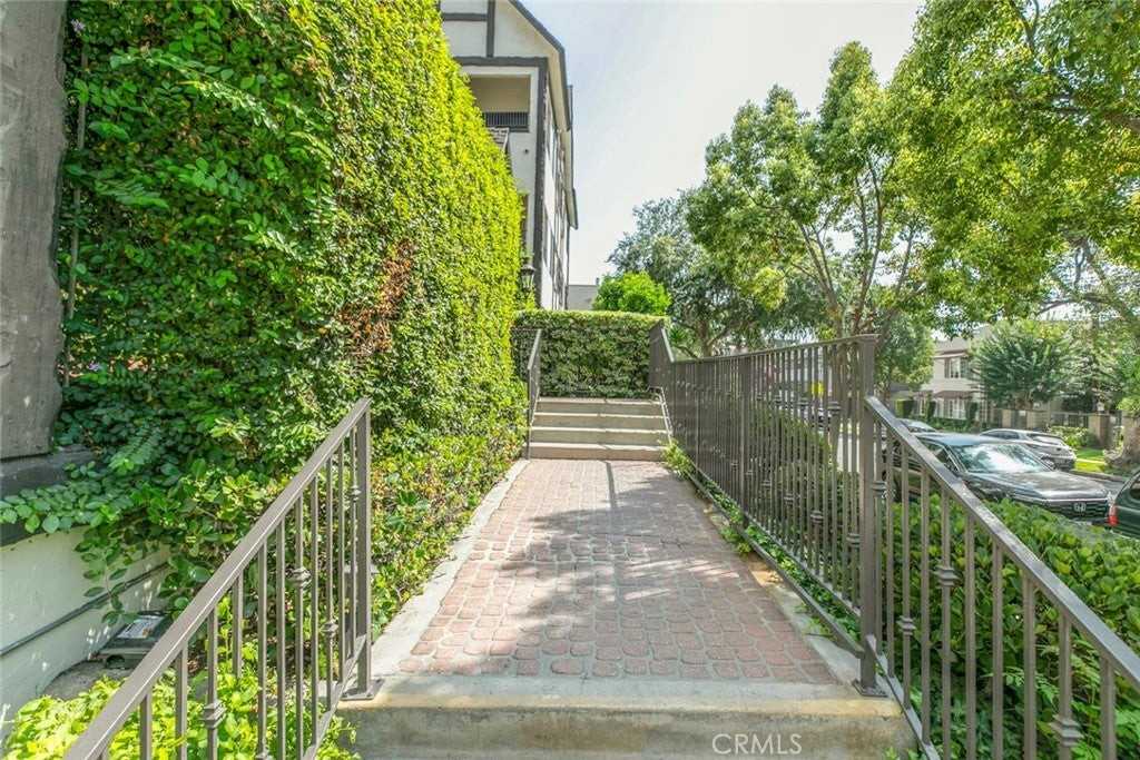 234 N Kenwood St - Photo 2 of 37