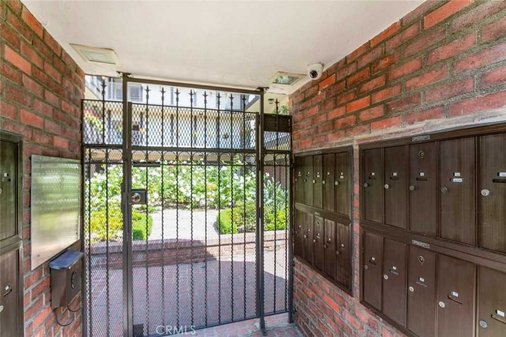 234 N Kenwood St - Photo 3 of 37