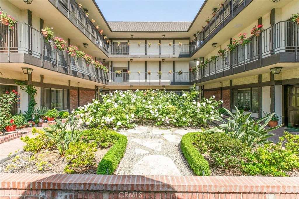 234 N Kenwood St - Photo 4 of 37