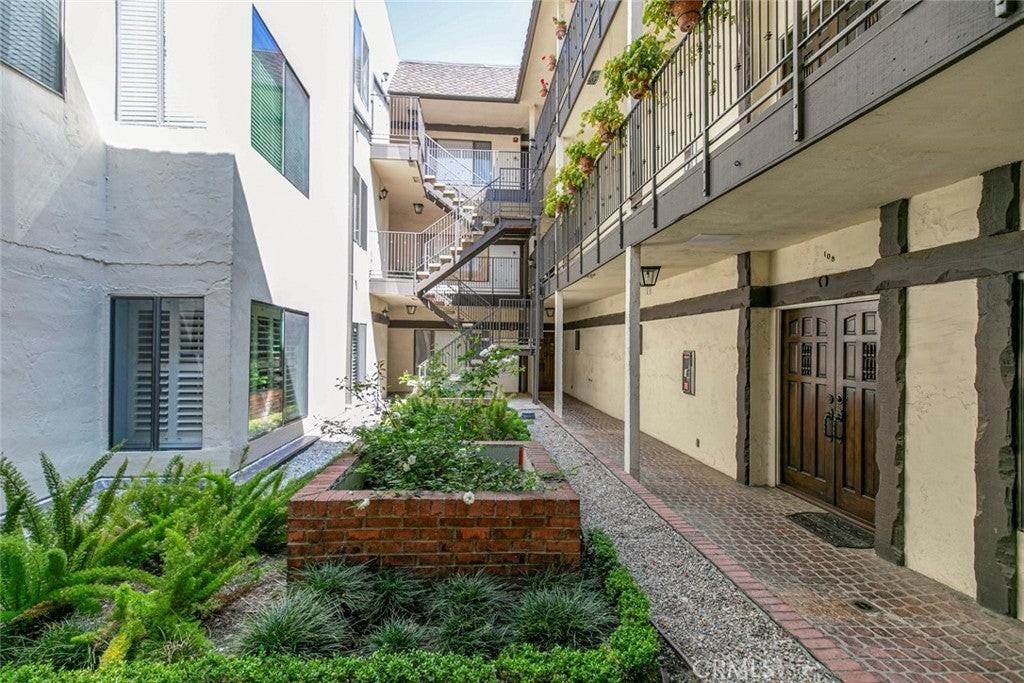 234 N Kenwood St - Photo 7 of 37