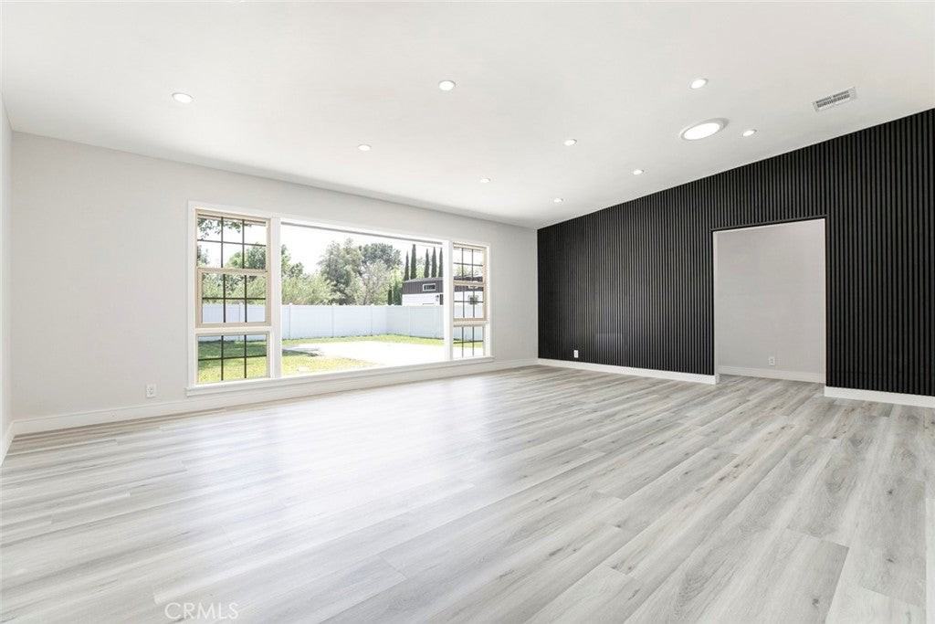 17646 Raymer St - Photo 4 of 28