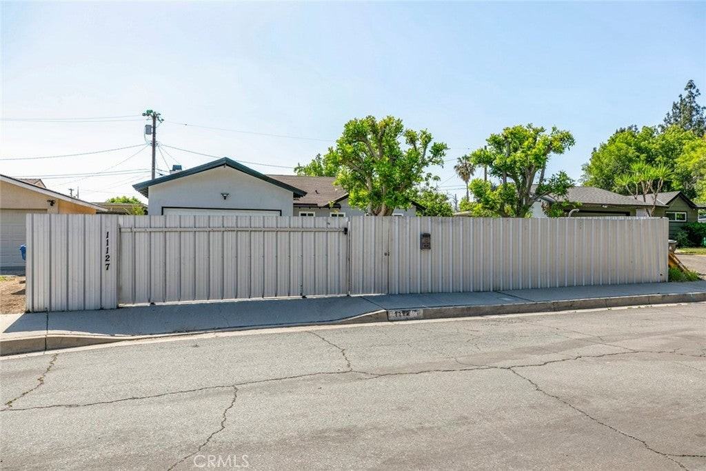 11127 Monogram Ave - Photo 2 of 44