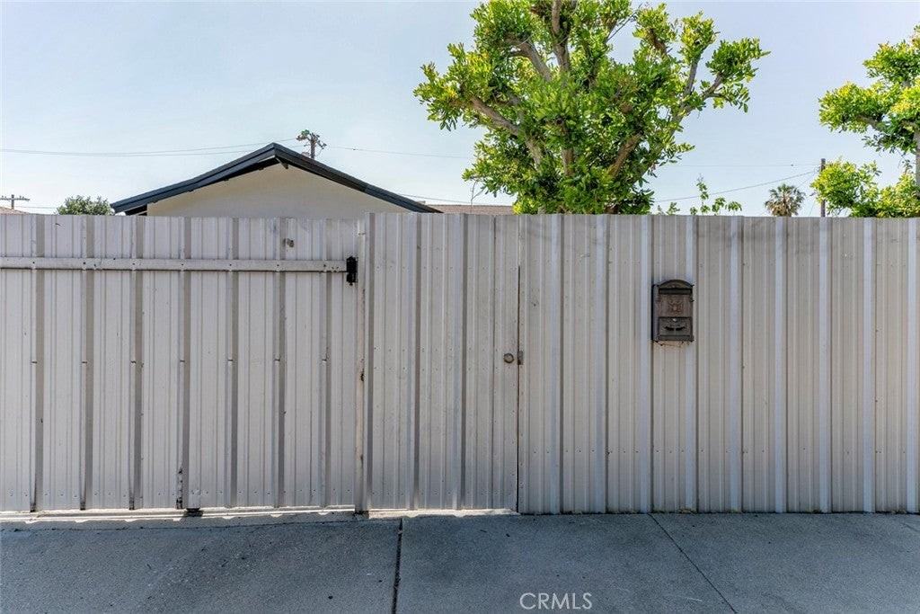 11127 Monogram Ave - Photo 3 of 44