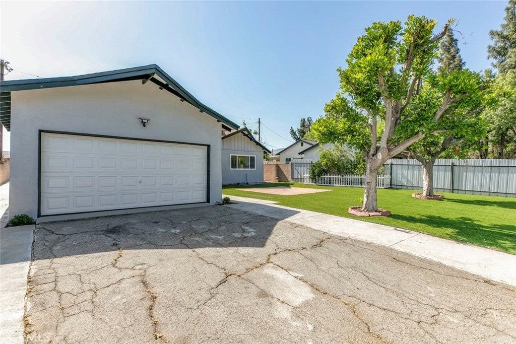 11127 Monogram Ave - Photo 4 of 44