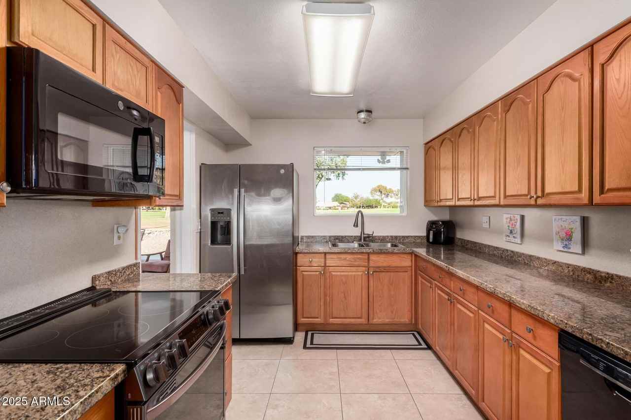 10824 W Crosby Dr - Photo 7 of 38