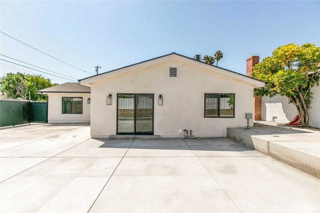 10446 Woodley Ave - Photo 2 of 25