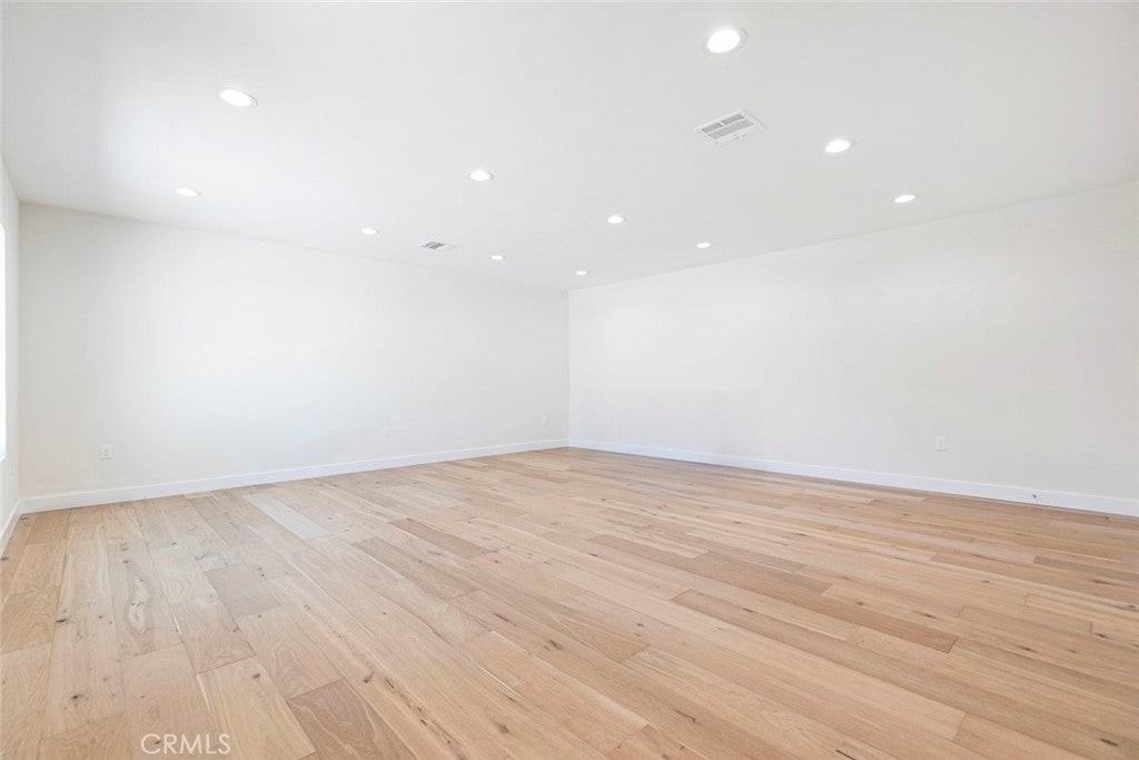 10446 Woodley Ave - Photo 3 of 25