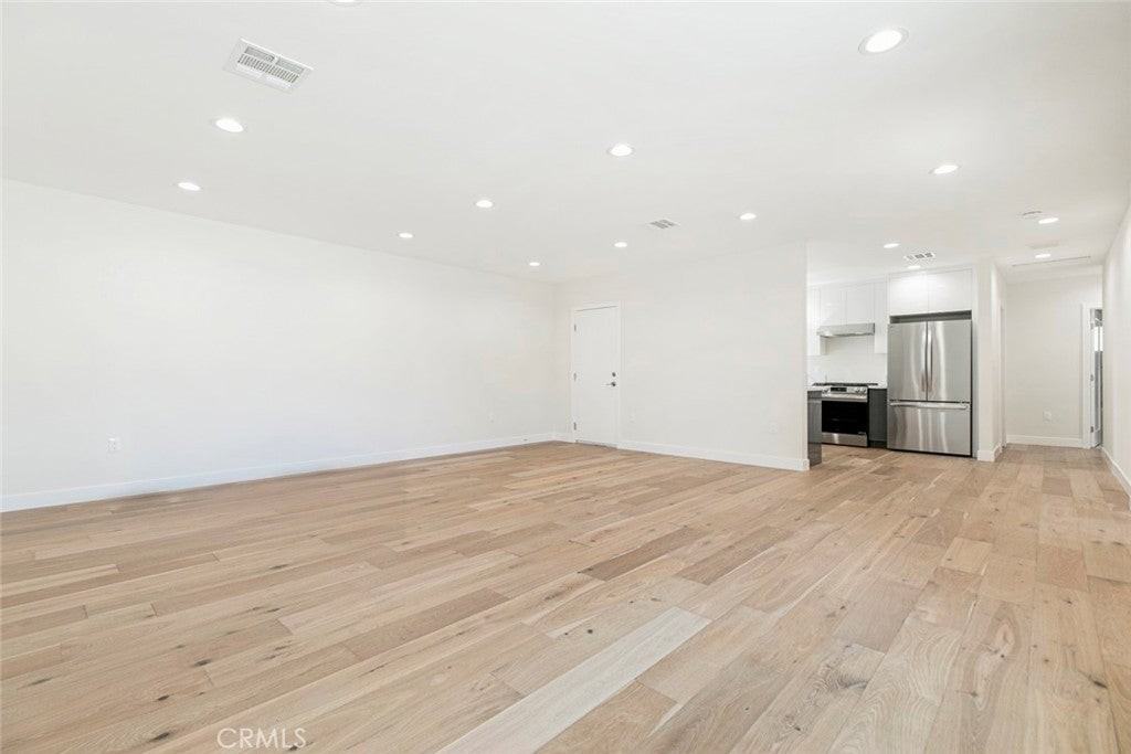 10446 Woodley Ave - Photo 4 of 25