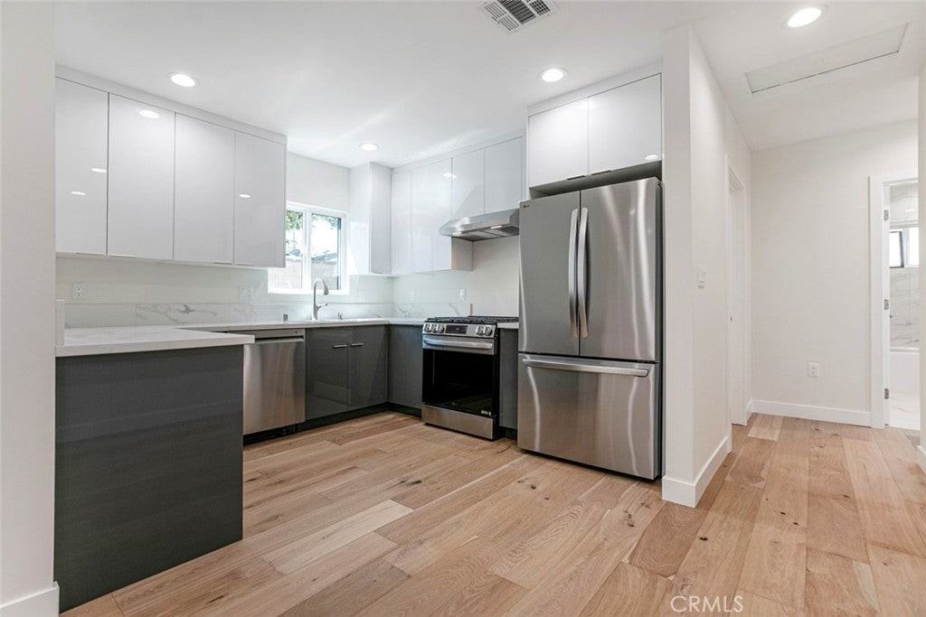 10446 Woodley Ave - Photo 6 of 25