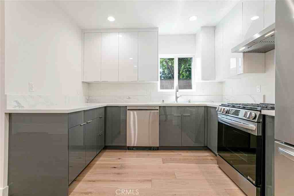 10446 Woodley Ave - Photo 7 of 25