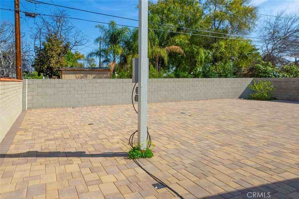 7822 Hazeltine Ave - Photo 7 of 19