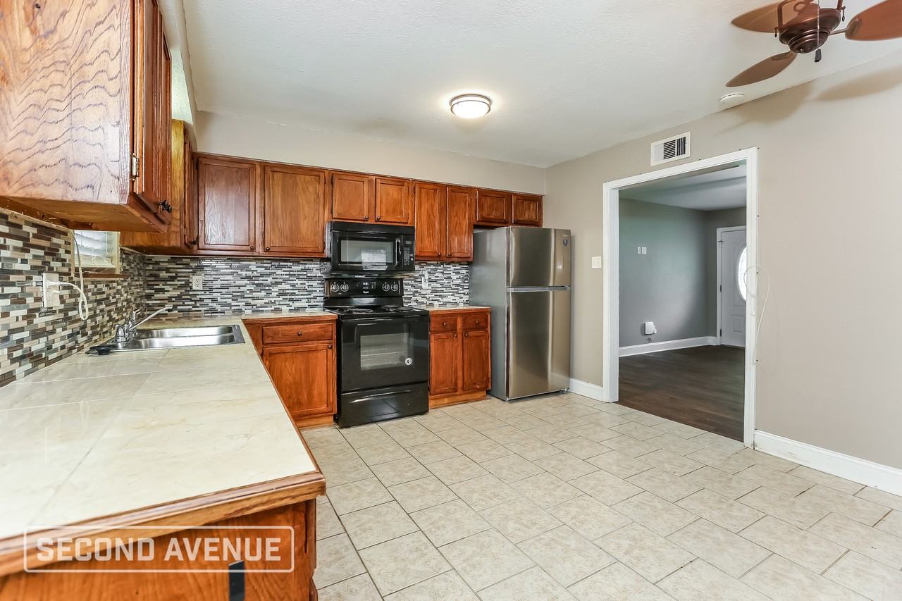 2204 Carywood Dr - Photo 7 of 22