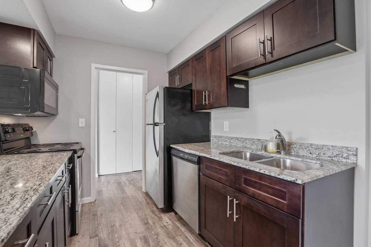 5300 Vernon Ave So - Photo 3 of 33