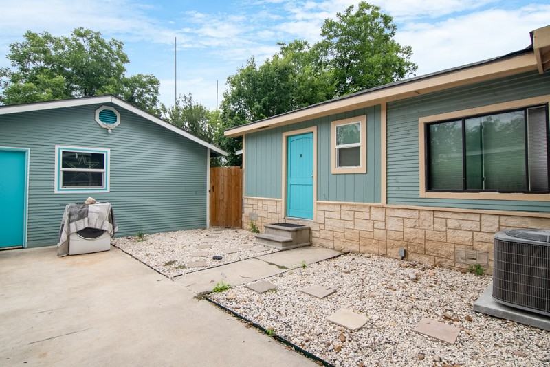 560 W Highland Blvd #2 - Photo 2 of 11