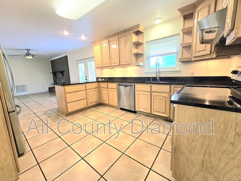 7523 Chipewa St - Photo 5 of 28