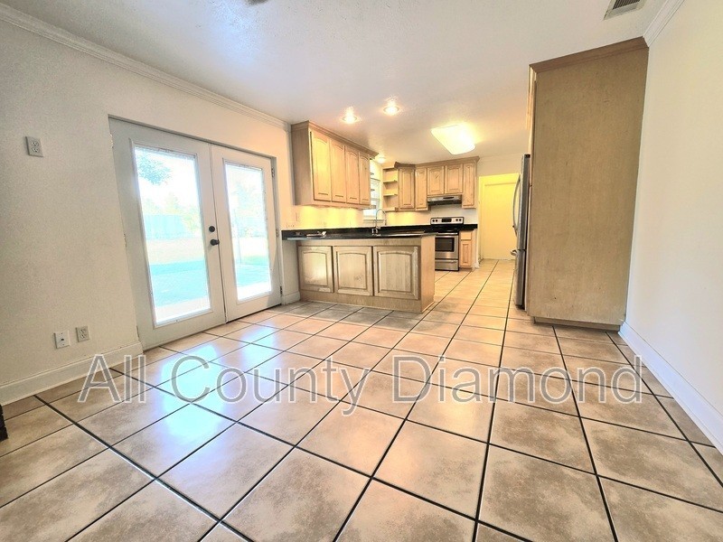 7523 Chipewa St - Photo 6 of 28