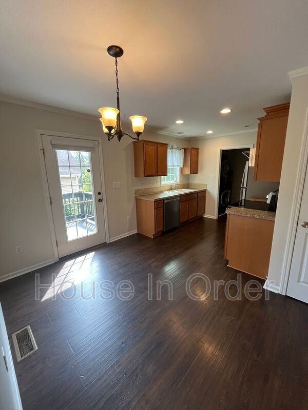 11 Walton St - Photo 4 of 13