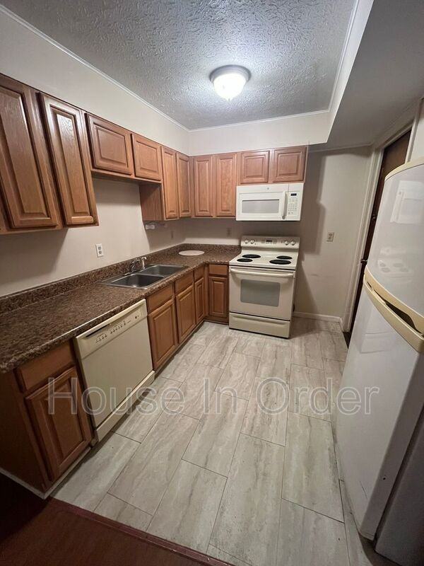 1160 W Blue Ridge Rd - Photo 3 of 8