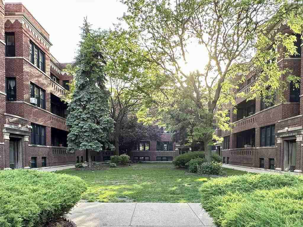 2520 N Kedzie Blvd #2N
