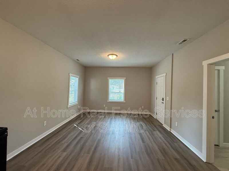 2248 N Robberson Ave - Photo 2 of 15