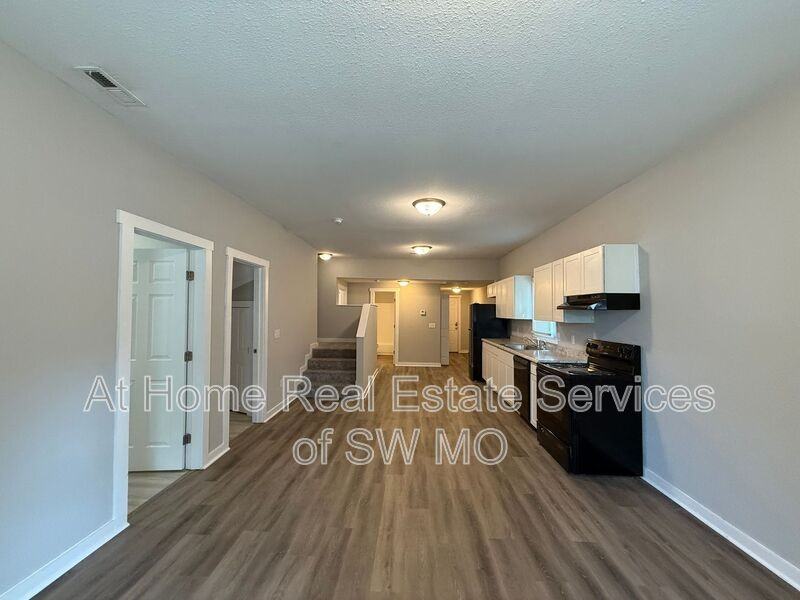 2248 N Robberson Ave - Photo 3 of 15