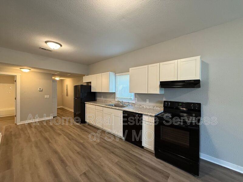 2248 N Robberson Ave - Photo 4 of 15