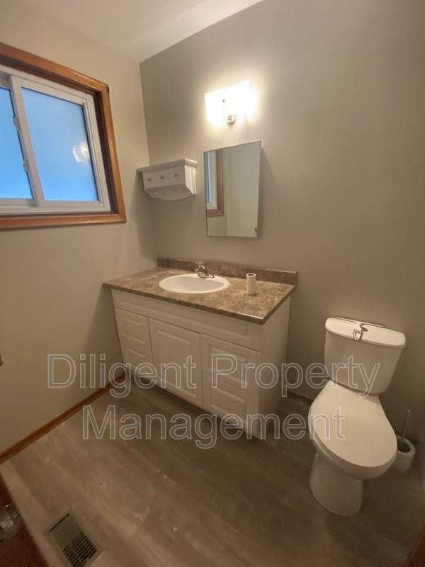 927 Ellesmere Ave - Photo 7 of 25