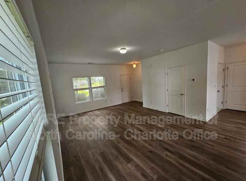 1404 Henry David Ct - Photo 4 of 26