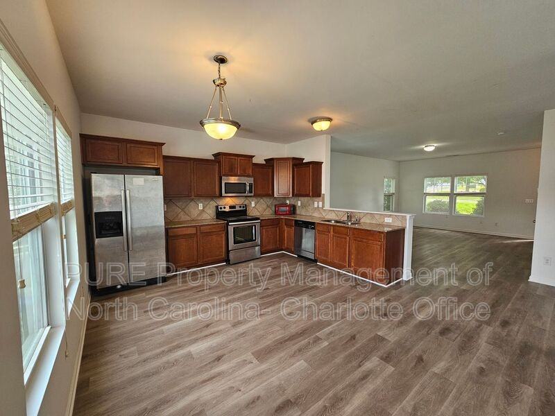 1404 Henry David Ct - Photo 7 of 26