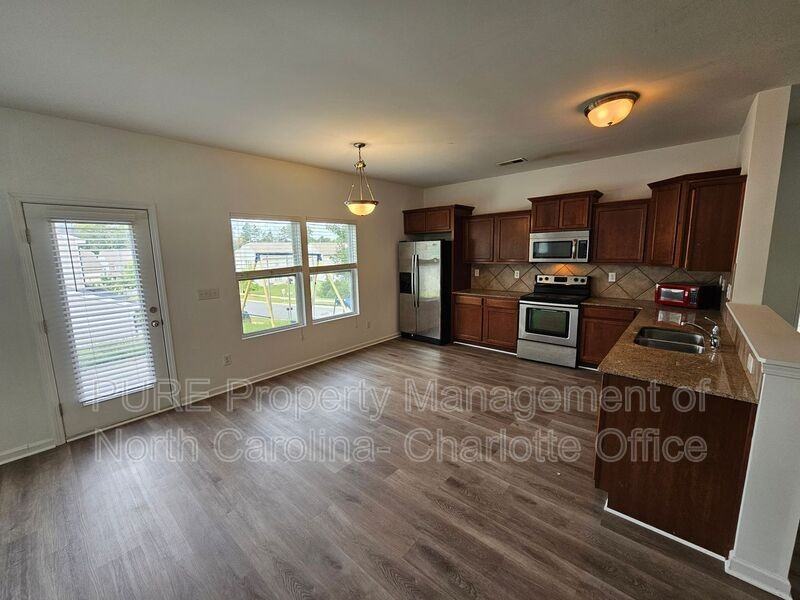 1404 Henry David Ct - Photo 5 of 26