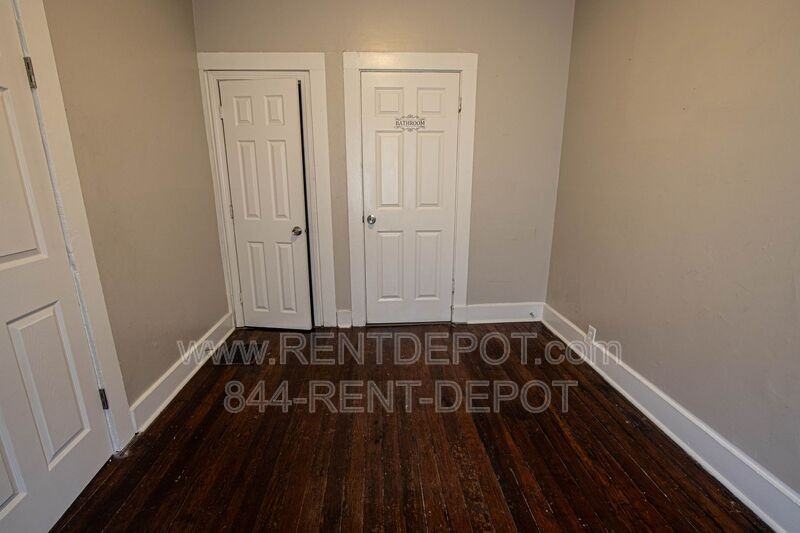 1136 Jefferson Ave - Photo 5 of 9
