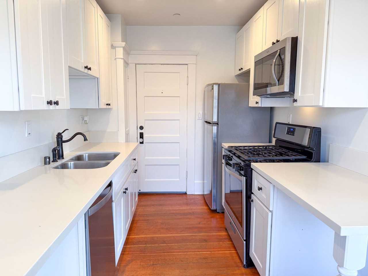 Sparks - Photo 3 of 32