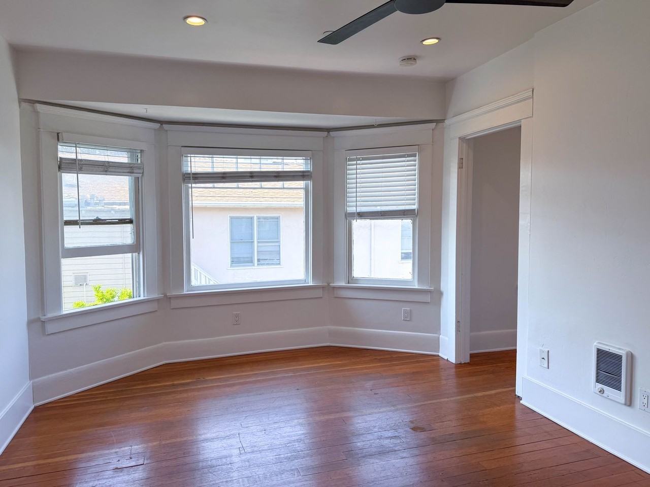 Sparks - Photo 4 of 32