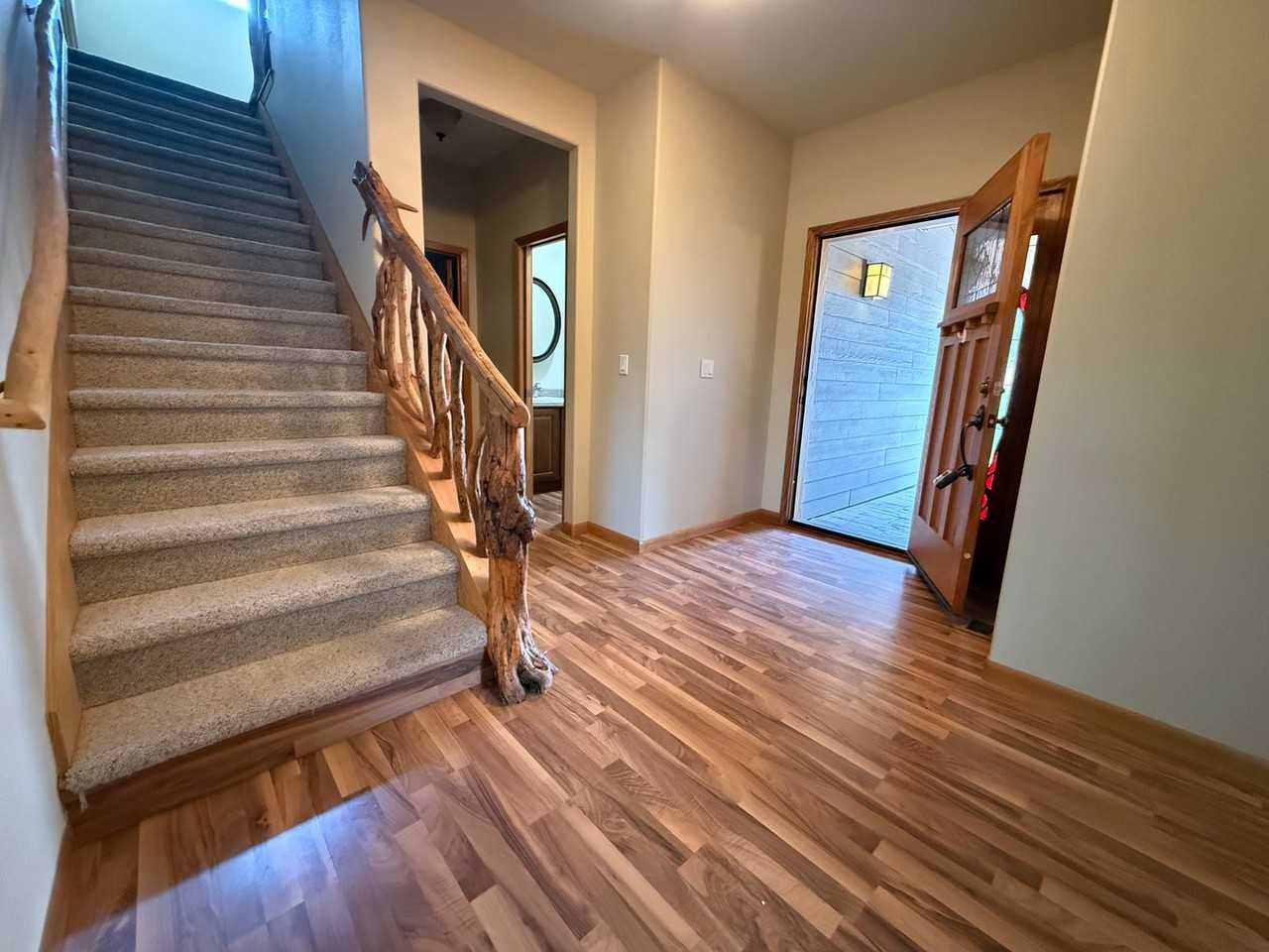 1385 Nw Ogden Ave - Photo 2 of 38