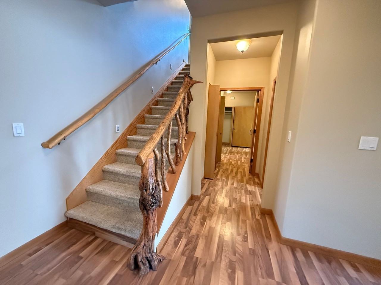 1385 Nw Ogden Ave - Photo 3 of 38