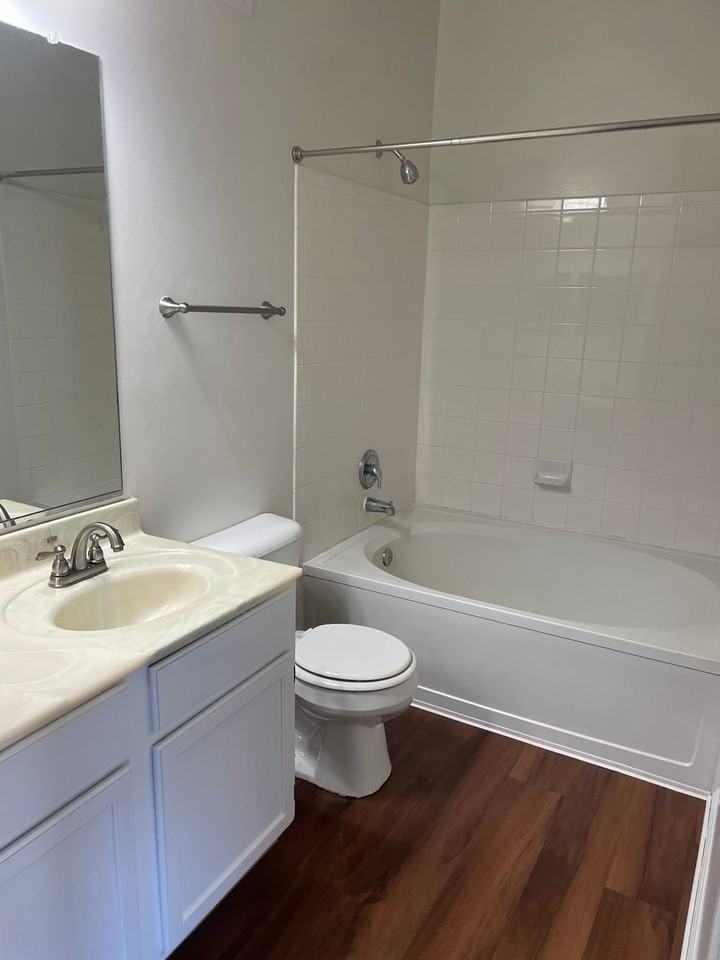 1035 Weybridge Ct #301 - Photo 7 of 8