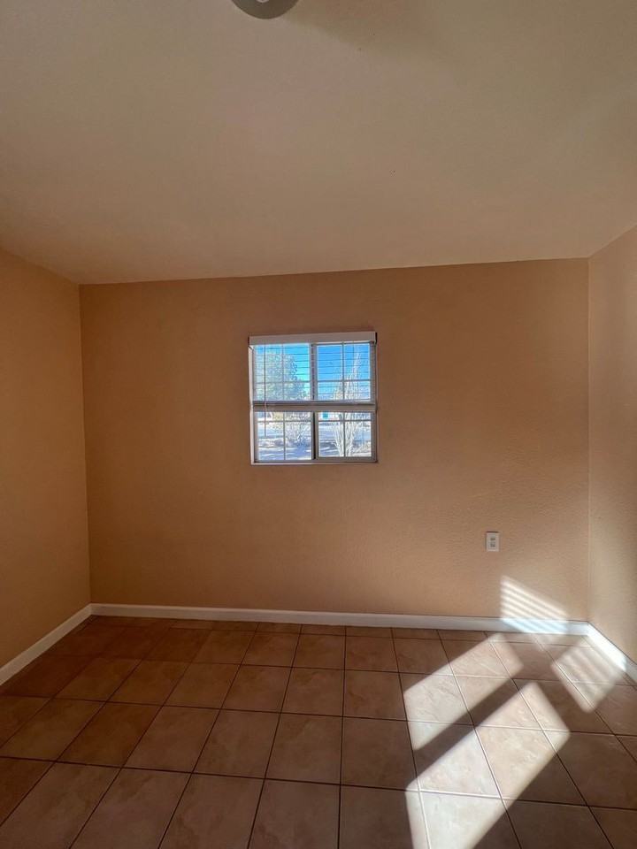7423 Dumosa Ave - Photo 6 of 9