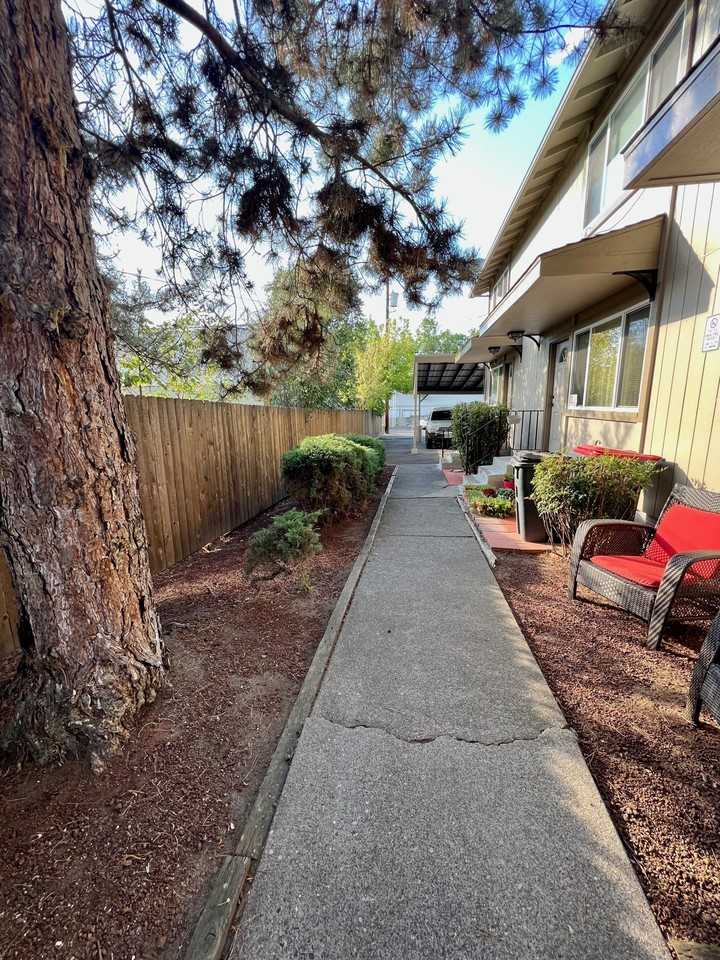 422, ID #, 437 Ash Street, Unit B - Photo 2 of 11
