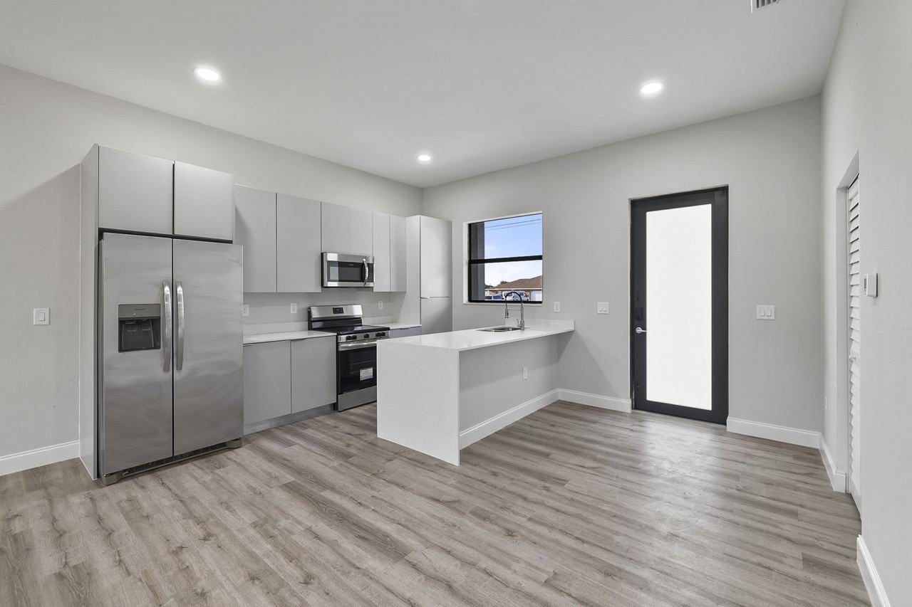 4701 Leonard Boulevard South - Photo 3 of 30