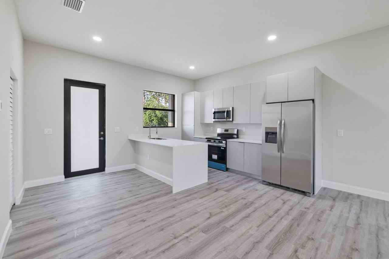 4703 Leonard Boulevard South - Photo 3 of 28