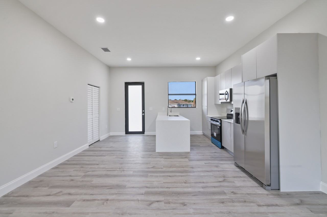 4703 Leonard Boulevard South - Photo 4 of 28