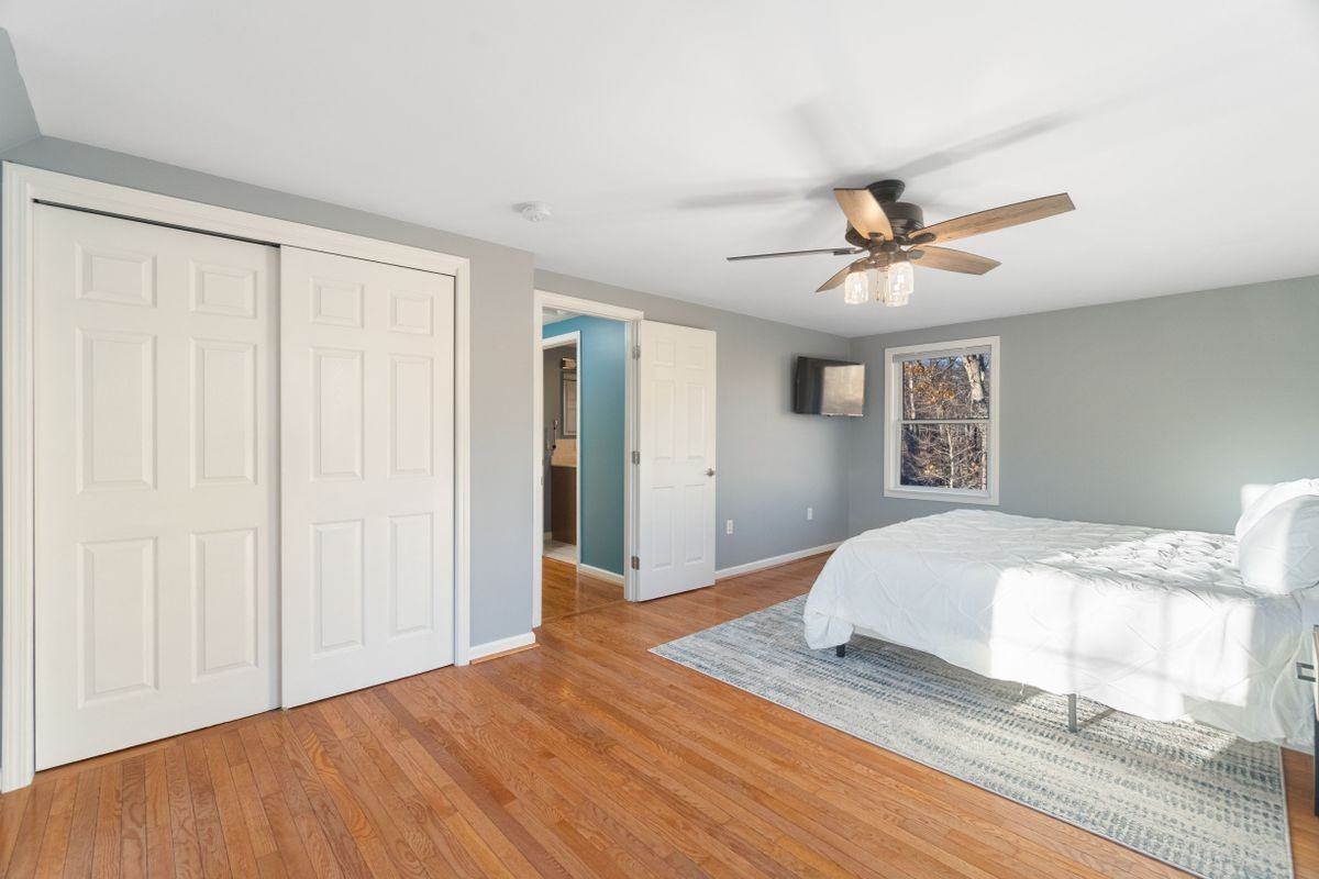 240 Heather Glen Ln - Photo 3 of 16