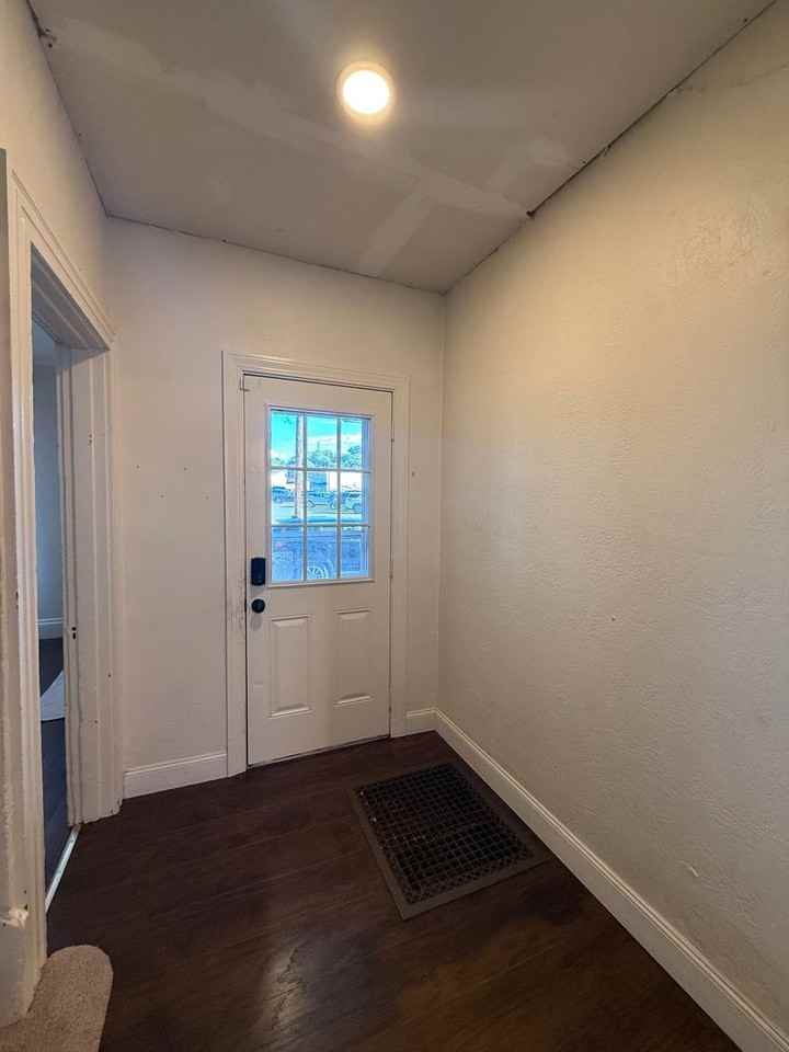131 W Pike St - Photo 2 of 16