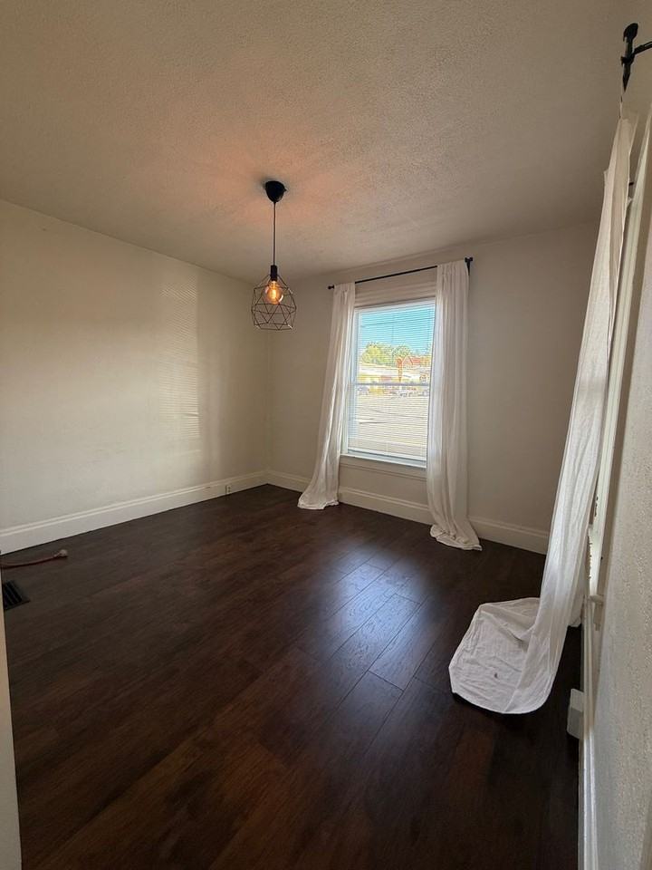 131 W Pike St - Photo 4 of 16