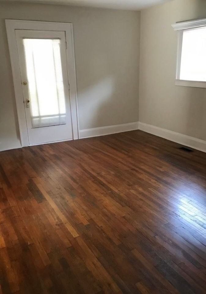 424 Oldham Ave - Photo 7 of 17