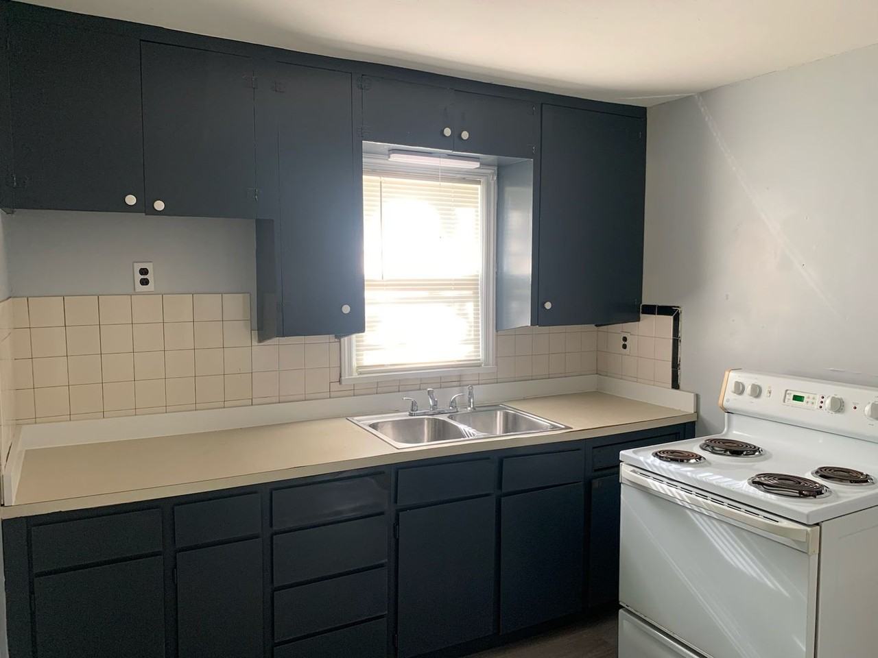 423 N Locust St - Photo 5 of 16