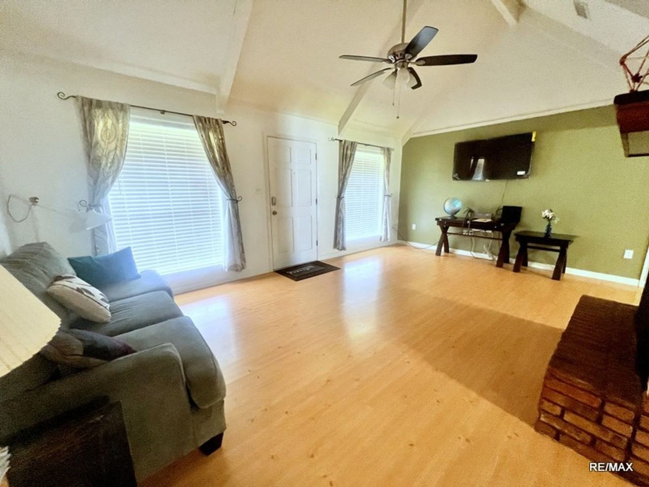 8552 Meadow Parkway Dr - Photo 3 of 16