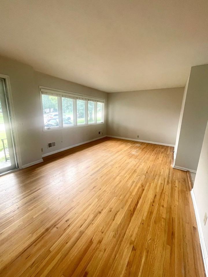 9232 Ames Ave - Photo 3 of 18