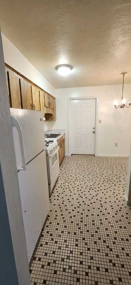 724 Ne 12th St - Photo 3 of 9